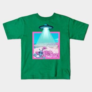 Smiling alien with ufo Kids T-Shirt